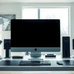 Utiliza una Computadora Mac Pro en un espacio de trabajo moderno y elegante.